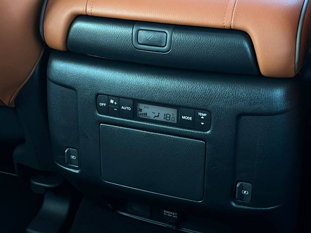 NISSAN PATROL V8 PLATINUM WHITE INSIDE ORANGE 2024