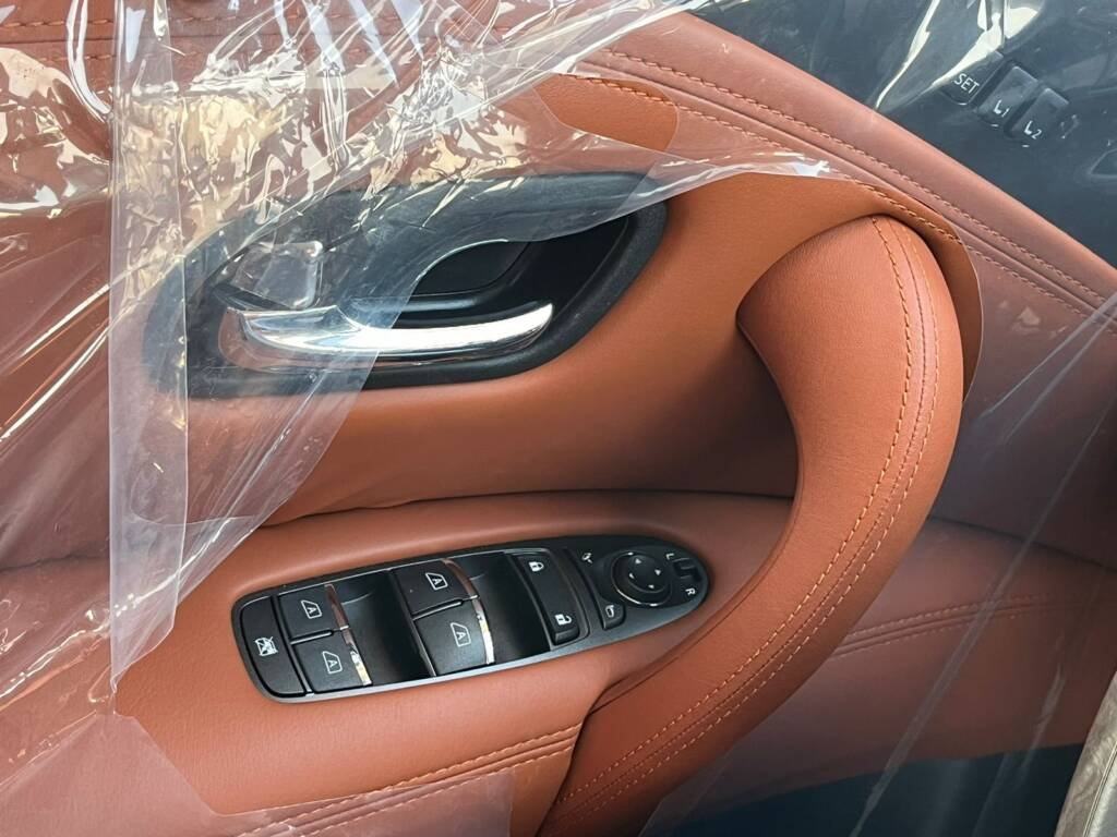 NISSAN PATROL V8 PLATINUM WHITE INSIDE ORANGE 2024