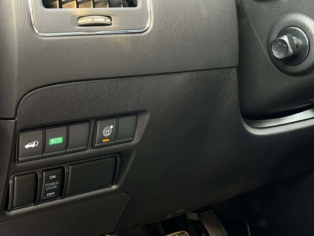 NISSAN PATROL V8 PLATINUM WHITE INSIDE ORANGE 2024