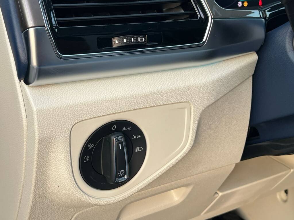 Volkswagen Viloran 330T 2.0L Petrol A/T 2020