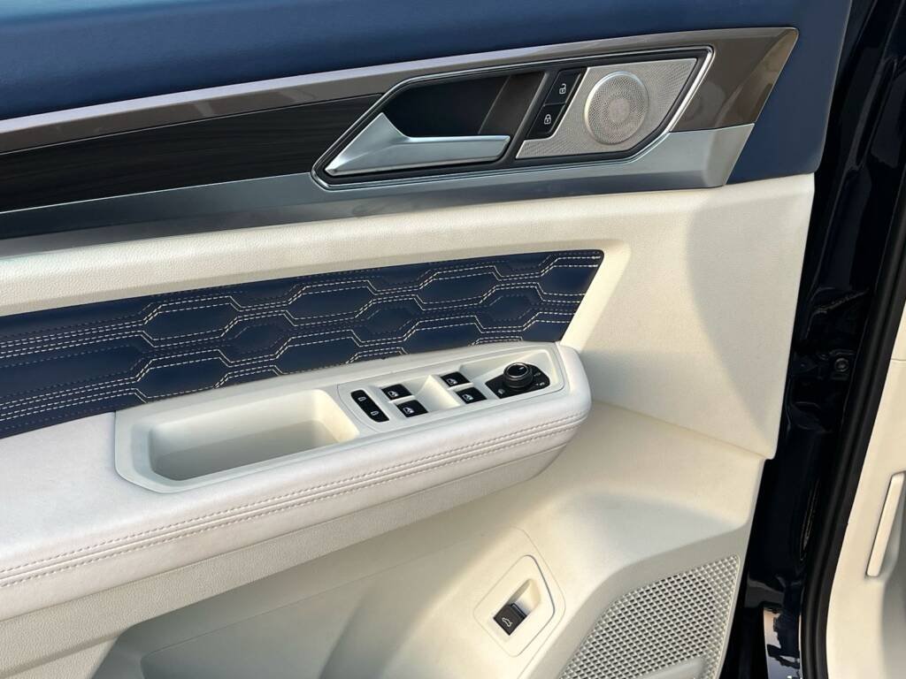 Volkswagen Viloran 330T 2.0L Petrol A/T 2020