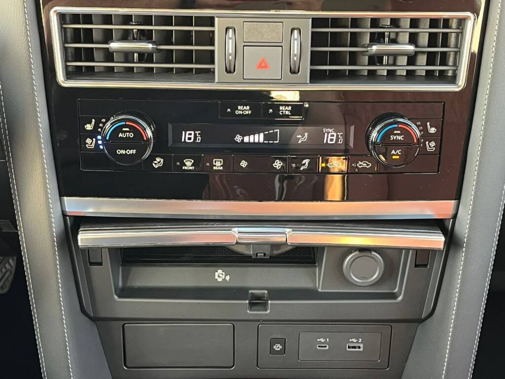 NISSAN PATROL V8 PLATINUM WHITE INSIDE ORANGE 2024