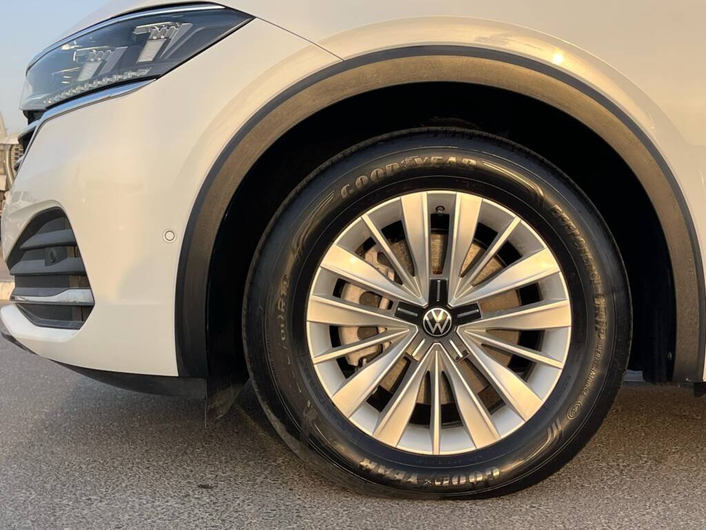 Volkswagen Viloran 330T 2.0L Petrol A/T 2020