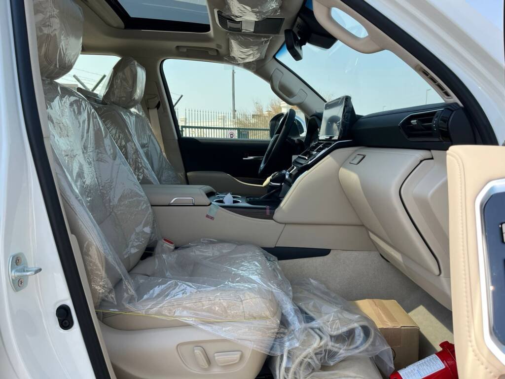 TOYOTA LC300 VX 2025 white Omani Spec