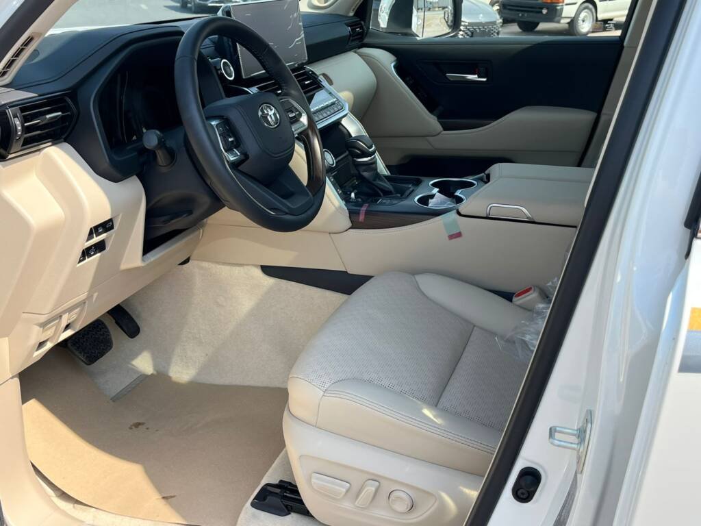 TOYOTA LC300 VX 2025 white Omani Spec
