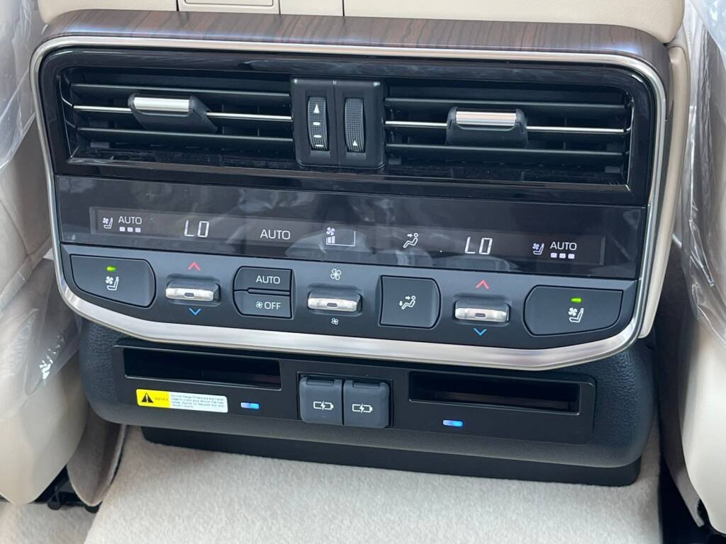 TOYOTA LC300 VX 2025 white Omani Spec