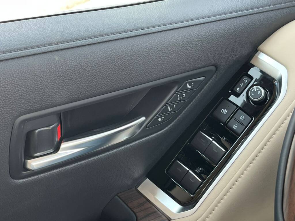 TOYOTA LC300 VX 2025 white Omani Spec