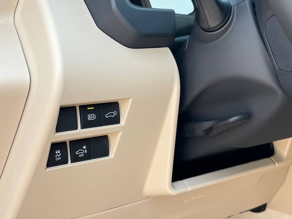 TOYOTA LC300 VX 2025 white Omani Spec