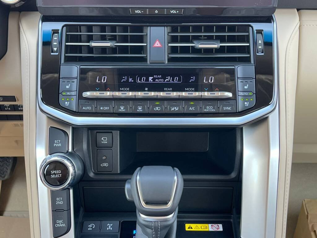 TOYOTA LC300 VX 2025 white Omani Spec
