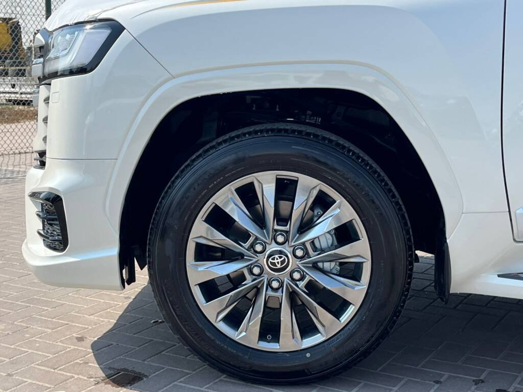TOYOTA LC300 VX 2025 white Omani Spec