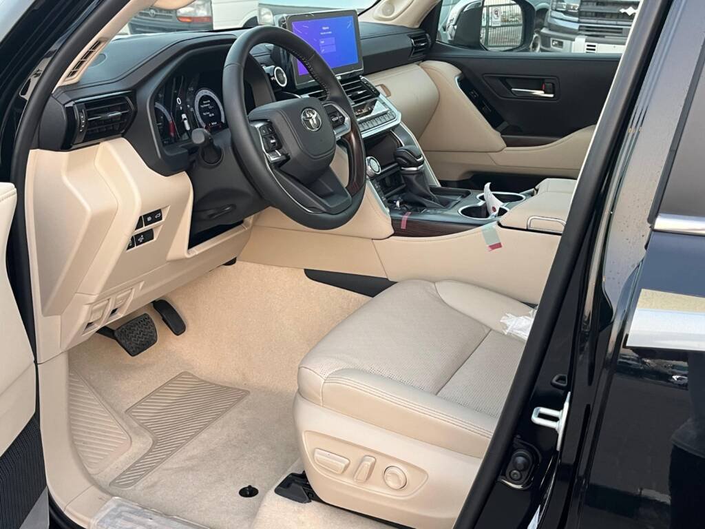 TOYOTA LC300 VX 2025 black Omani Spec