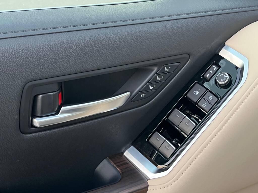 TOYOTA LC300 VX 2025 black Omani Spec