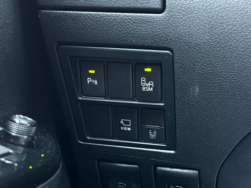 TOYOTA HILUX ADVENTURE D/C 4WD 6 A/T