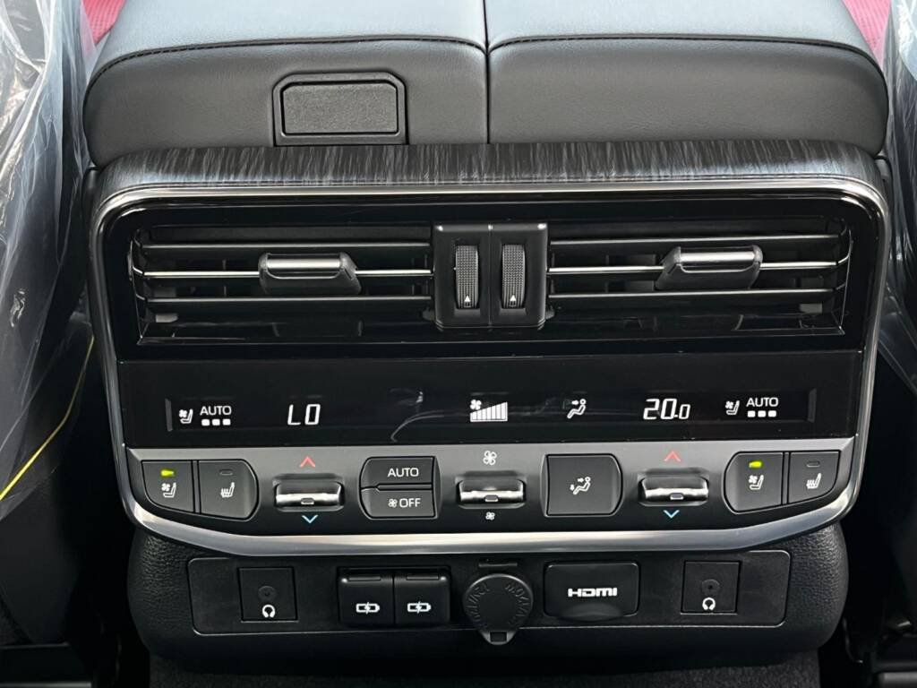 TOYOTA LC300 VXR TT 2025 WHITE with kit