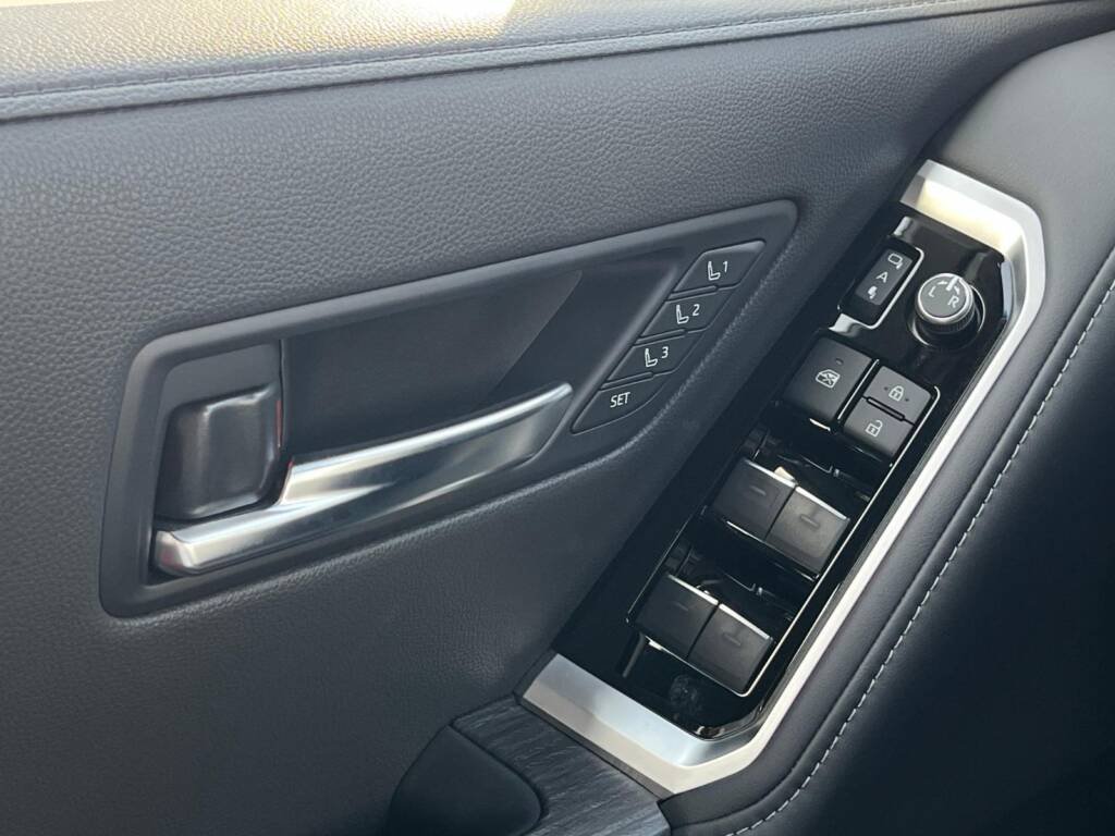 TOYOTA LC300 VXR TT 2025 WHITE with kit