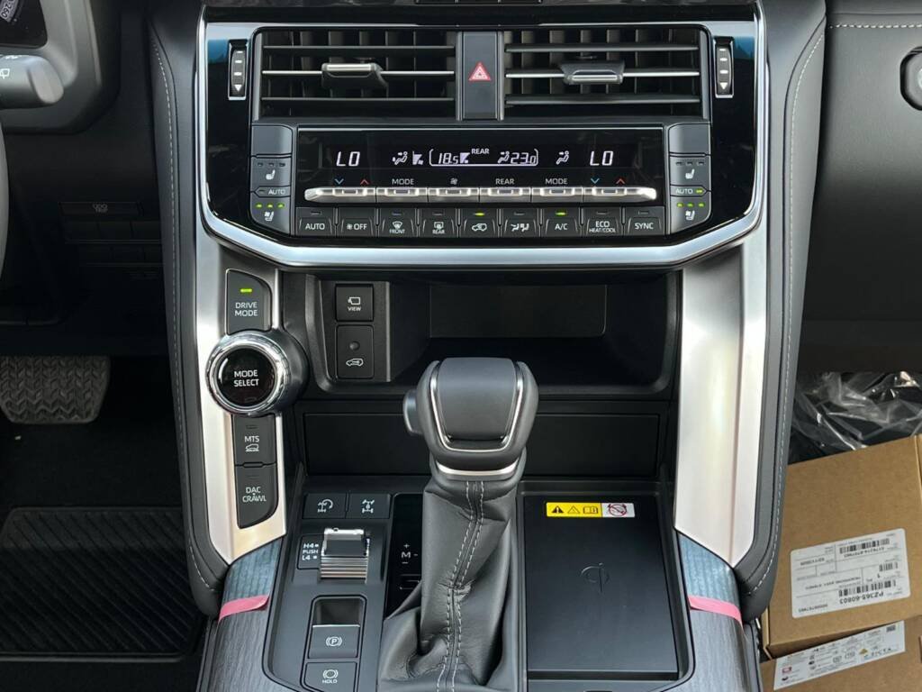 TOYOTA LC300 VXR TT 2025 WHITE with kit