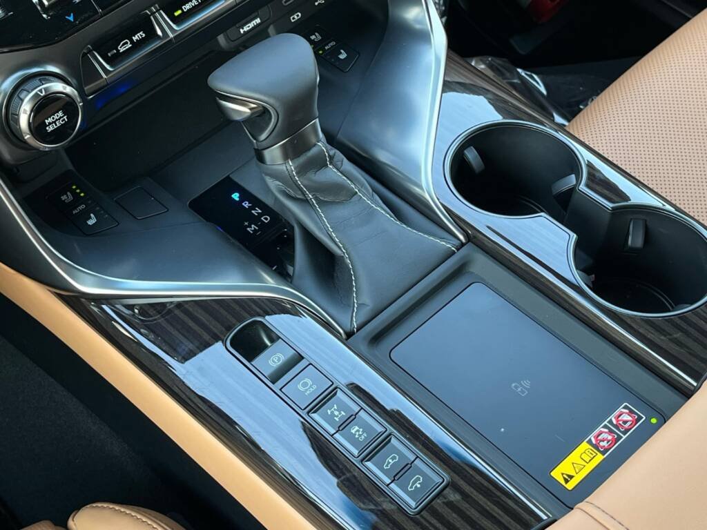 LEXUS LX600 SIGNATURE GREEN IN TAN 2025