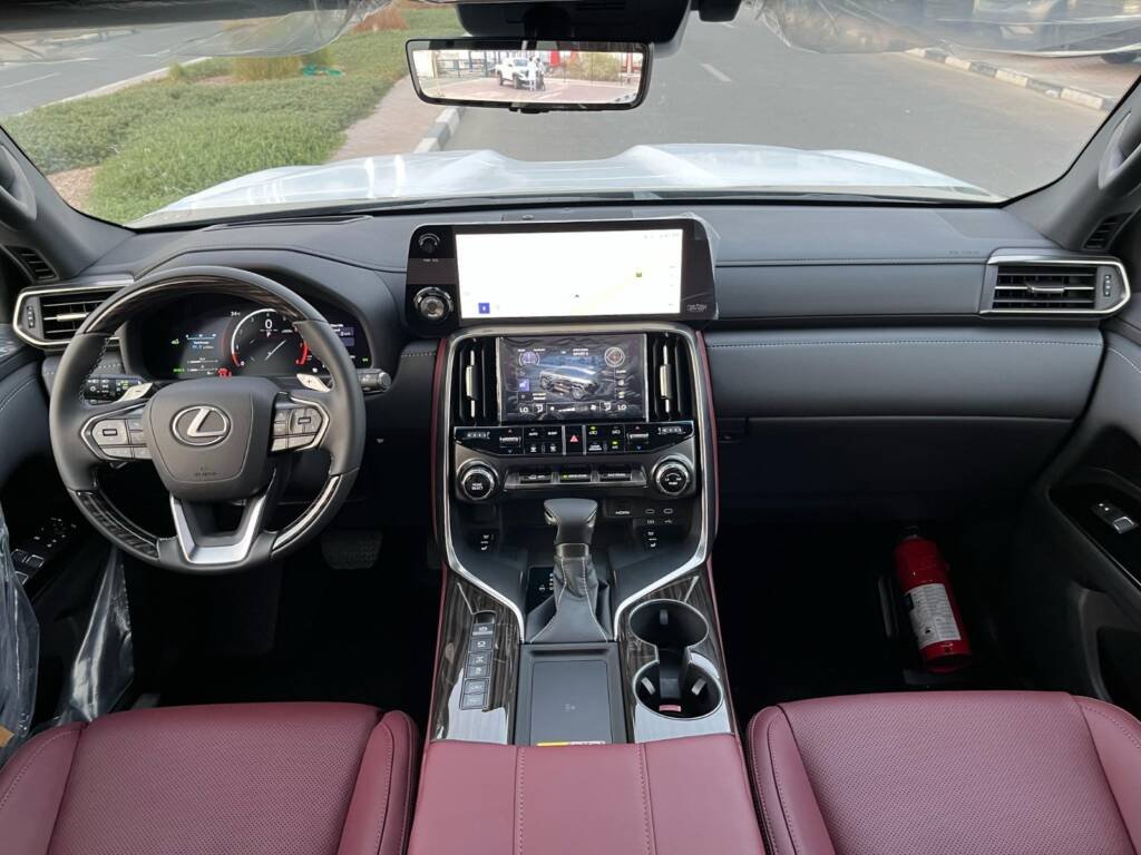 LEXUS LX600 SIGNATURE GREEN IN RED 2025