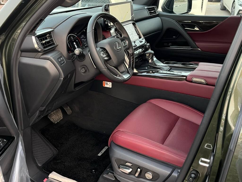 LEXUS LX600 SIGNATURE GREEN IN RED 2025
