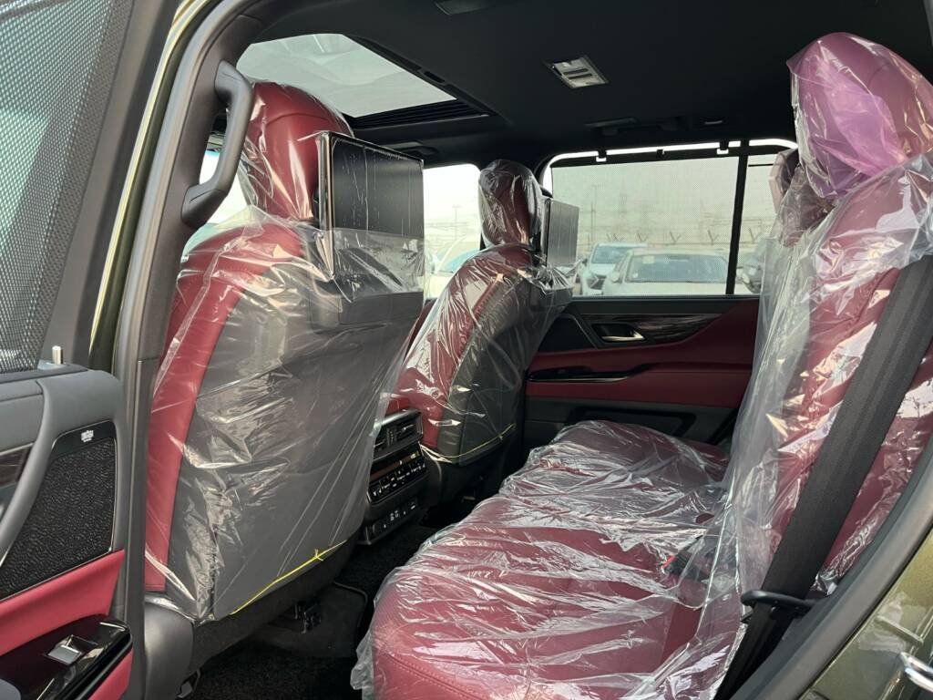 LEXUS LX600 SIGNATURE GREEN IN RED 2025