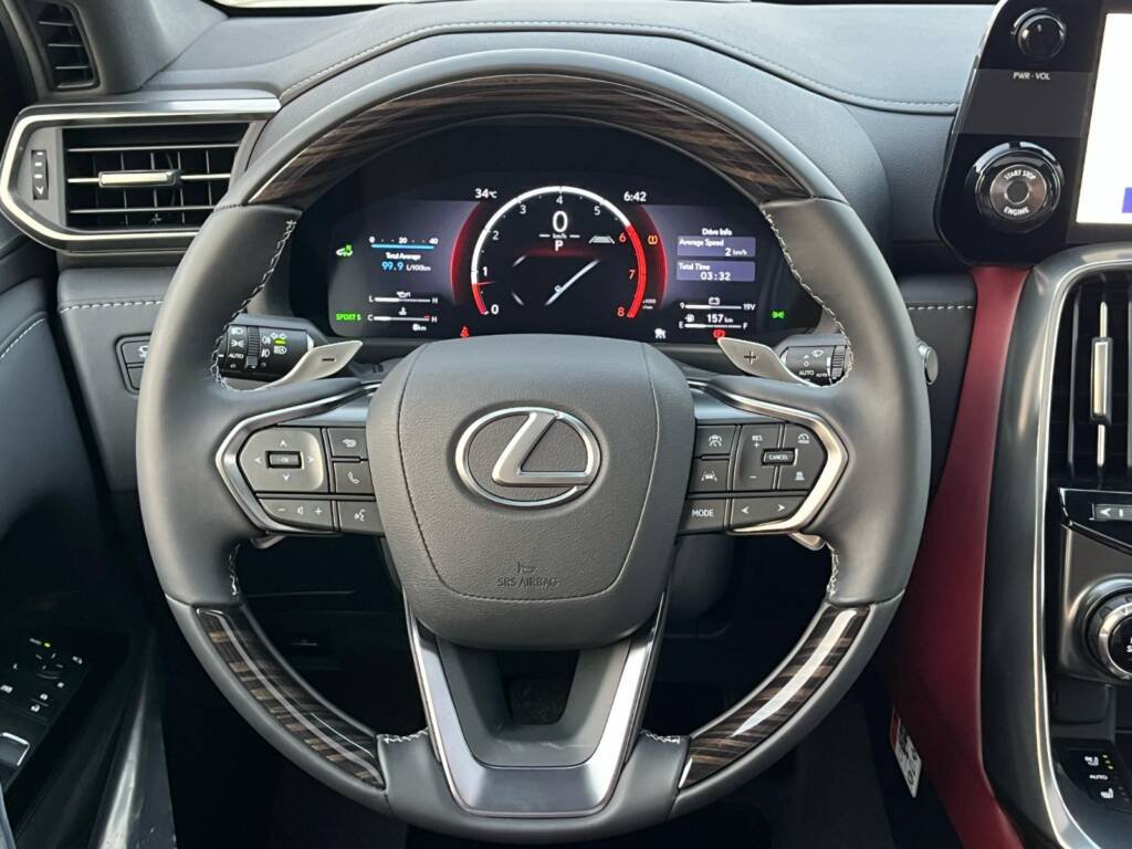 LEXUS LX600 SIGNATURE GREEN IN RED 2025