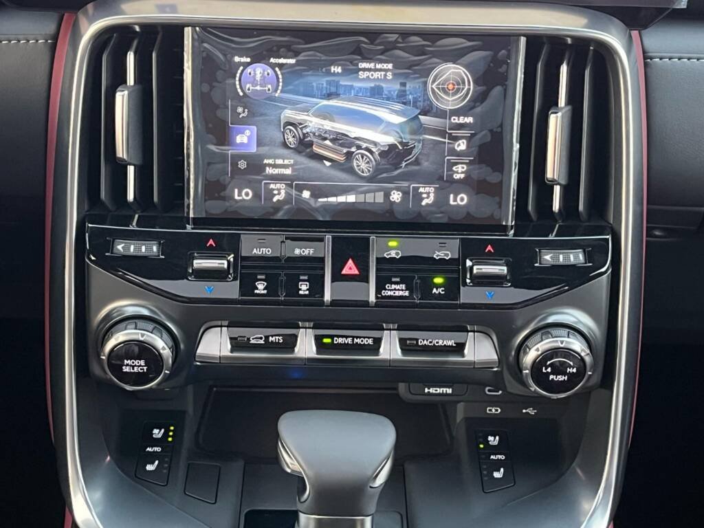 LEXUS LX600 SIGNATURE GREEN IN RED 2025