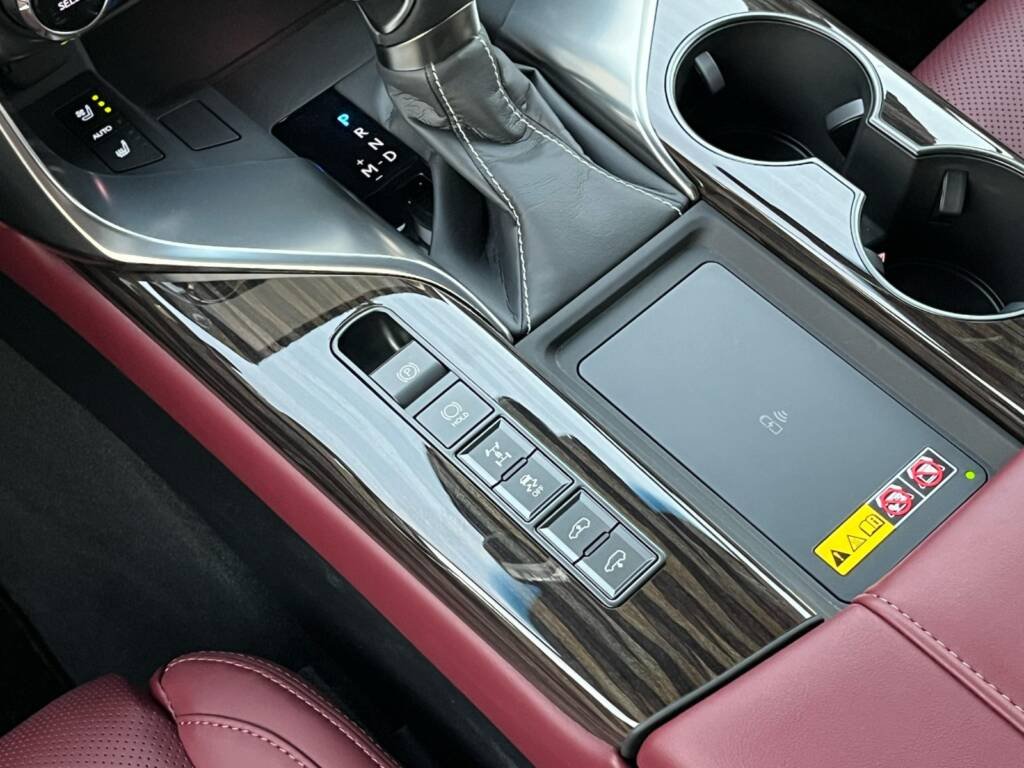 LEXUS LX600 SIGNATURE GREEN IN RED 2025