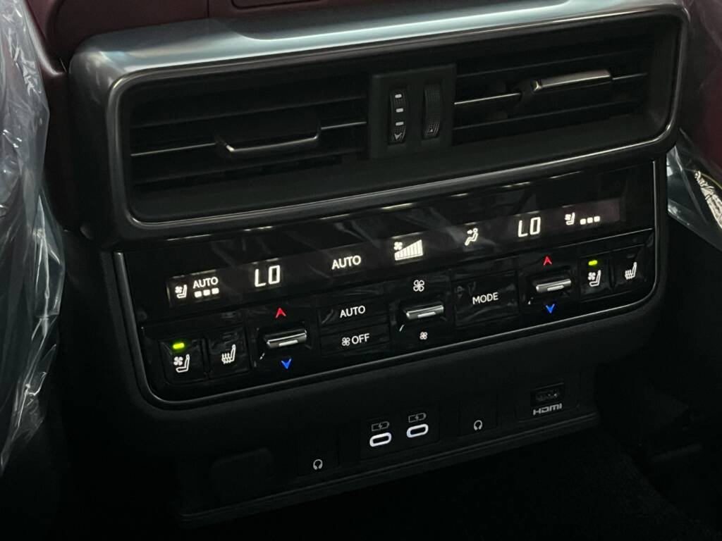 LEXUS LX600 SIGNATURE GREEN IN RED 2025