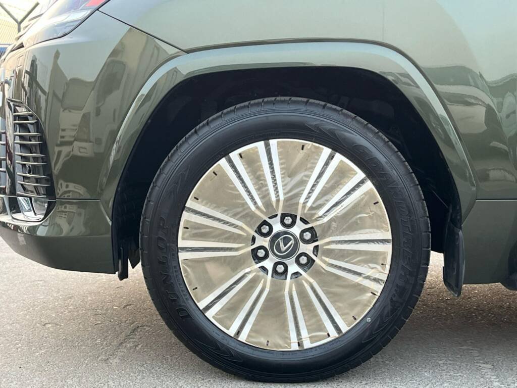 LEXUS LX600 SIGNATURE GREEN IN RED 2025