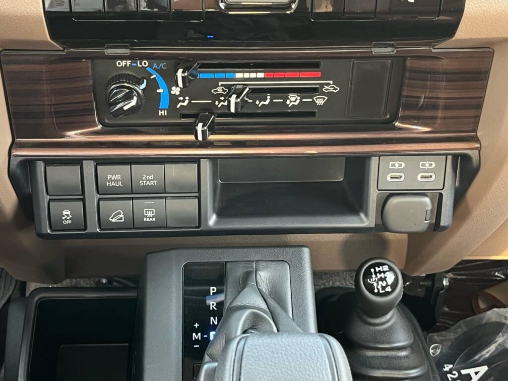TOYOTA LC71 2.8L DSL A/T – FULL 2025 – BEIGE