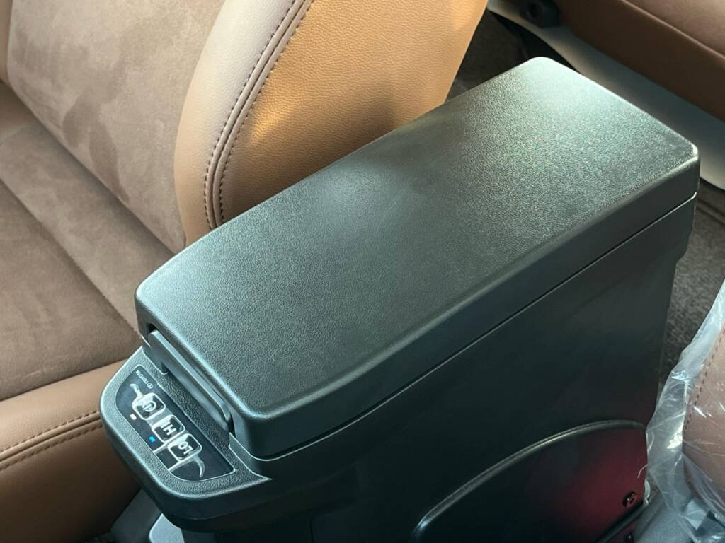 TOYOTA LC71 2.8L DSL A/T – FULL 2025 – BEIGE