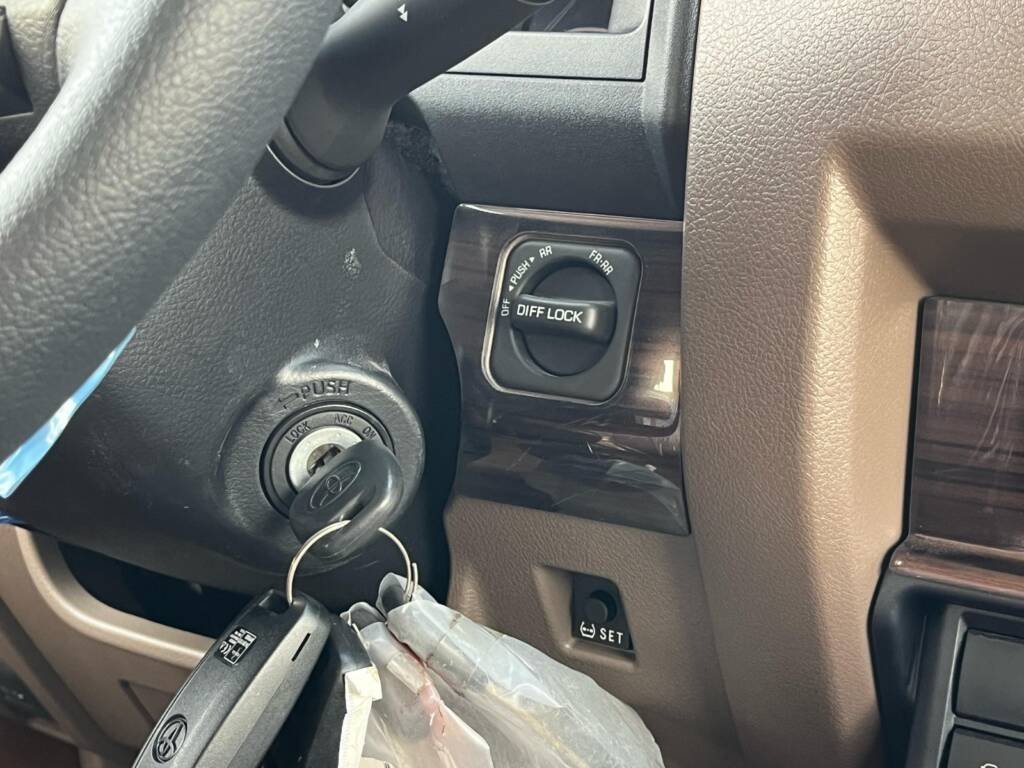 TOYOTA LC71 2.8L DSL A/T – FULL 2025 – BEIGE