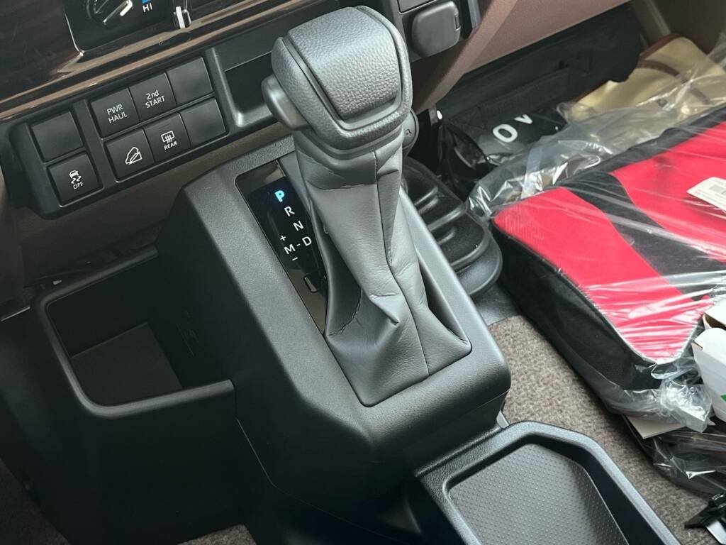 TOYOTA LC71 2.8L DSL A/T – FULL 2025 – BEIGE