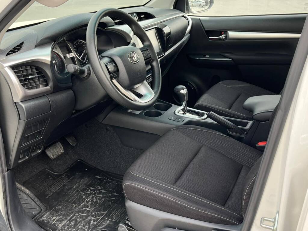TOYOTA HILUX DC 2.7L PTR 2024 WHITE IN BLACK