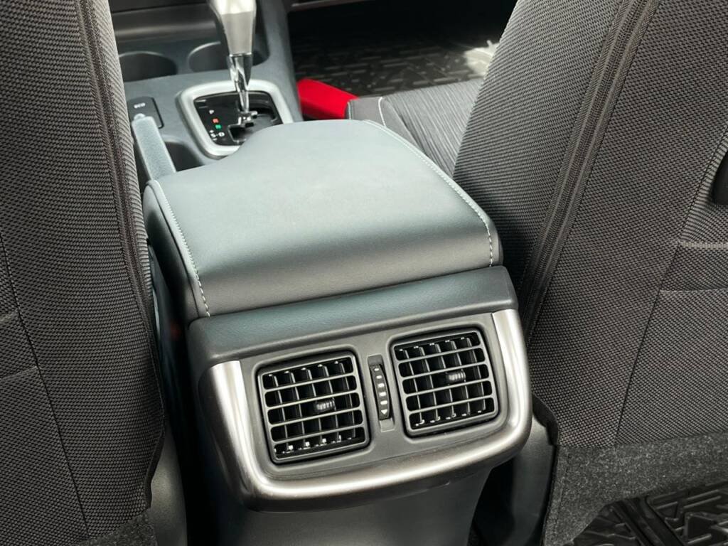 TOYOTA HILUX DC 2.7L PTR 2024 WHITE IN BLACK