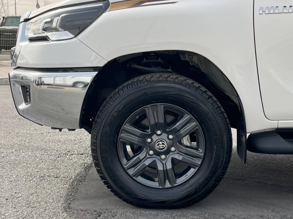 TOYOTA HILUX DC 2.7L PTR 2024 WHITE IN BLACK