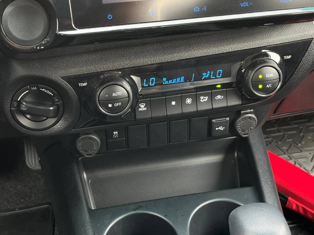 TOYOTA HILUX DC 2.7L PTR 2024 WHITE IN BLACK