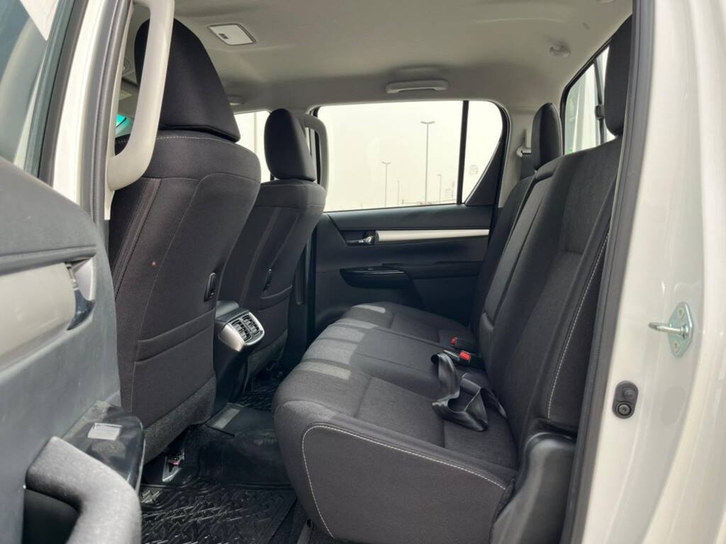 TOYOTA HILUX DC 2.7L PTR 2024 WHITE IN BLACK