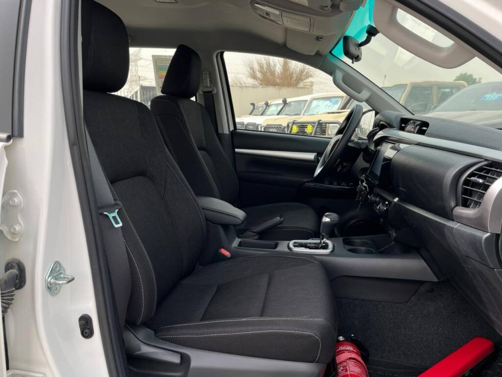 TOYOTA HILUX DC 2.7L PTR 2024 WHITE IN BLACK