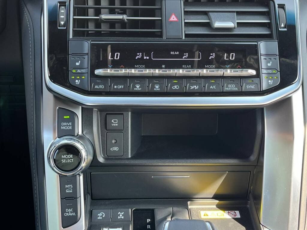 MODEL TOYOTA LAND CRUISER VXR V6 3.3L DSL 2025